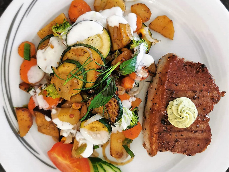 rumsteak-mit-gemuese-trendcamping-wolfach-halbmeil-kinzigtal-essen-gehen