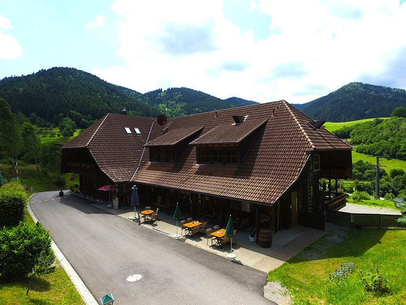 luftbild-trendcamping-wolfach-halbmeil-campingplatz-hauptgebaeude-biergarten