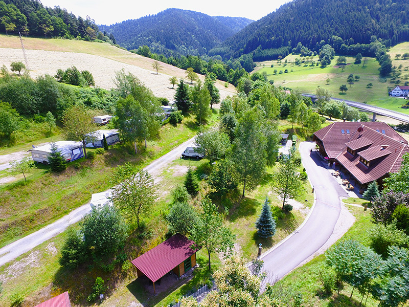 stellplaetze-wohnwagen-wohnmobil-camping-halbmeil-wolfach-trendcamping