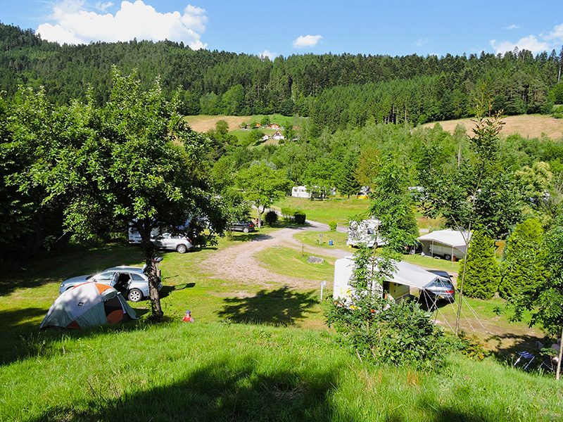 stellplaetze-wohnwagen-wohnmobil-camping-zelt-halbmeil-wolfach-trendcamping